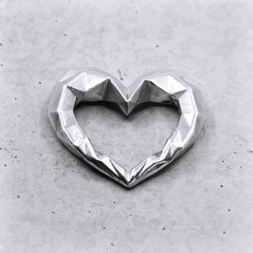 Herz gross zulaufend Kantenliebe Silberschmuck Anhaenger polygonal eckig frontale Ansicht
