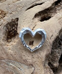 Herz gross zulaufend Kantenliebe Silberschmuck Anhaenger polygonal eckig frontale Ansicht auf Holz