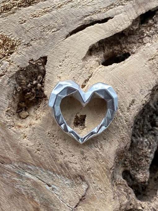 Herz gross zulaufend Kantenliebe Silberschmuck Anhaenger polygonal eckig frontale Ansicht auf Holz